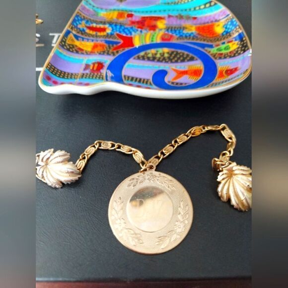 Vintage mid century Gold Tone Sweater chain clip 1950s Vintage Sweater Clip - Picture 1 of 4